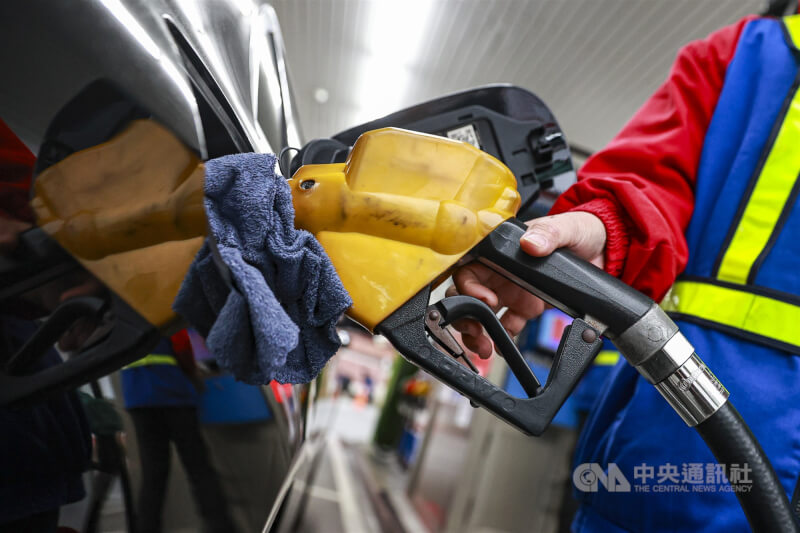 中東戰火未歇帶動國際油價上漲，圖為加油站員工替車輛加油。（中央社檔案照片）