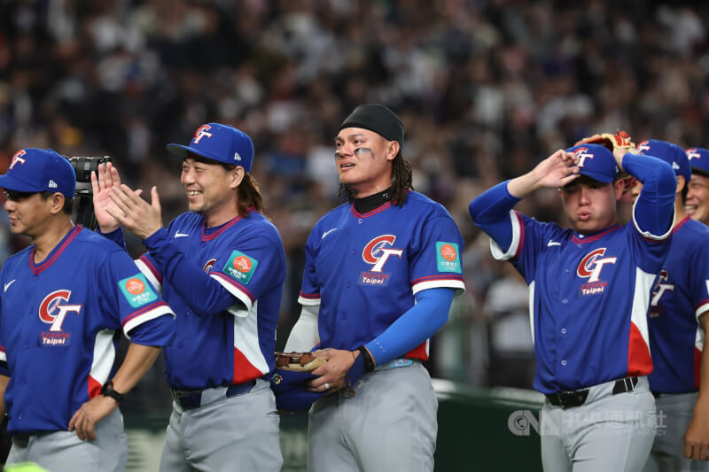世界棒球經典賽（WBC）8日在東京巨蛋上演台韓大戰，台灣隊終場以5比4拿下勝利，台灣隊張育成（中）賽後一度紅了眼眶。中央社記者王騰毅攝  115年3月8日