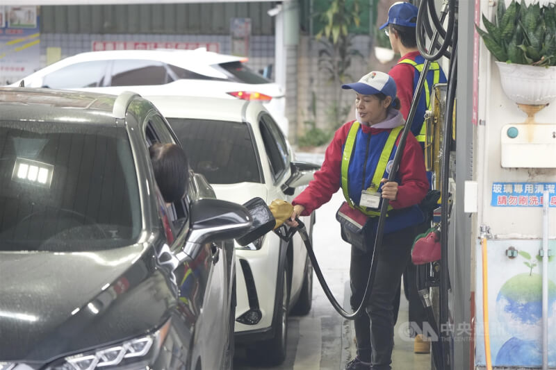 台北市北投區一間加油站車輛排隊加油。（中央社檔案照片）