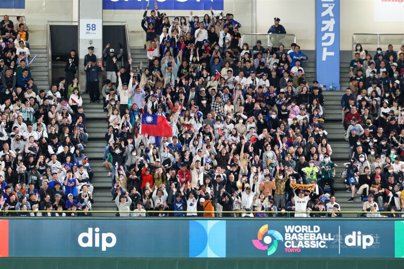 經典賽C組預賽台灣隊第三戰7日在日本東京巨蛋與捷克隊交手，台灣隊投打發揮大比分超前，球迷開心展示中華民國國旗玩起波浪舞。中央社記者王騰毅東京攝 115年3月7日