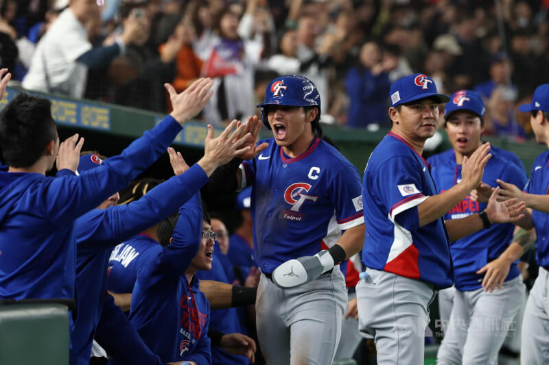 世界棒球經典賽（WBC）8日在東京巨蛋上演台韓大戰，10局上台灣隊長陳傑憲（中）上場代跑，蔣少宏、江坤宇犧牲短打，助陳傑憲跑回超前分，與台灣隊員擊掌歡呼。中央社記者王騰毅攝 115年3月8日