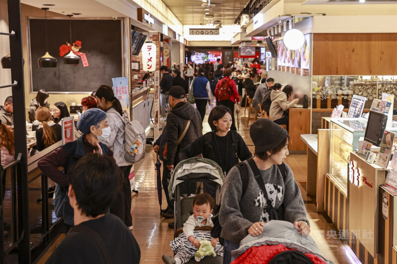 國家發展委員會公布115年1月景氣燈號續亮紅燈，綜合判斷分數為39分，顯示國內景氣維持熱絡。圖為板橋車站美食街9日滿滿用餐人潮。中央社記者鄭清元攝　115年3月9日