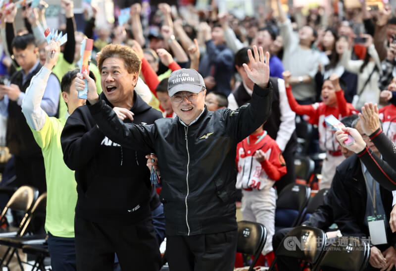 行政院長卓榮泰（前右）8日在台北車站參加中華電信「全台集氣 最強應援在中華」公播活動，為WBC台灣隊加油打氣，台灣以5比4勝韓國。中央社記者張皓安攝　115年3月8日