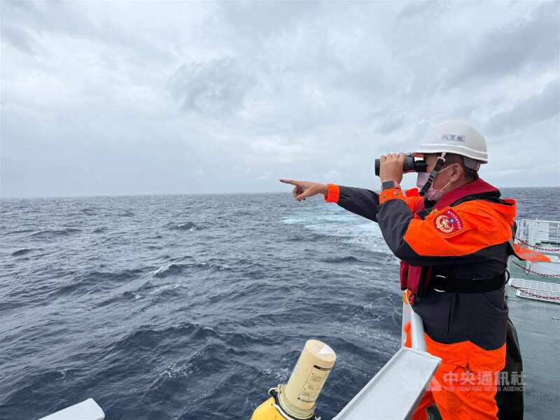 圖為海巡署八里艦船員去年12月出海執行任務，在接近中國海警船時確認型別、舷號等細節。（中央社檔案照片）