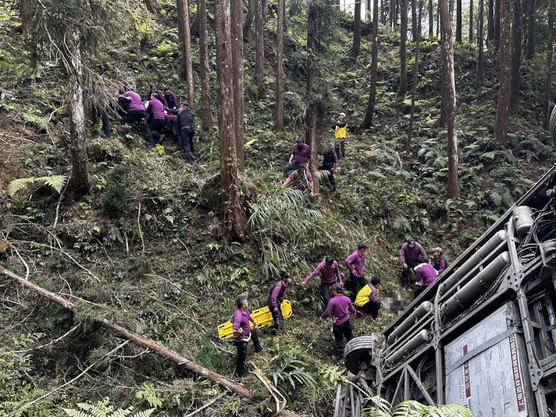 南投縣杉林溪森林遊樂區1輛遊園接駁車9日中午墜落山谷，疑不明原因擦撞山壁失控翻覆，救援人員協助傷者脫困，共有8人送醫。（民眾提供）中央社記者鄭維真傳真　115年3月9日