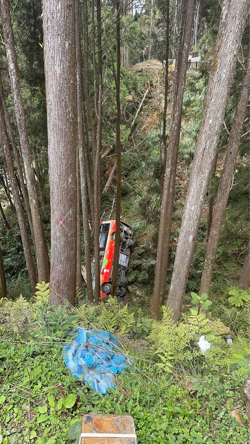 南投縣杉林溪森林遊樂區1輛遊園接駁車9日中午不明原因墜落山谷，車上8人全數救出送醫。（民眾提供） 中央社記者鄭維真傳真　115年3月9日