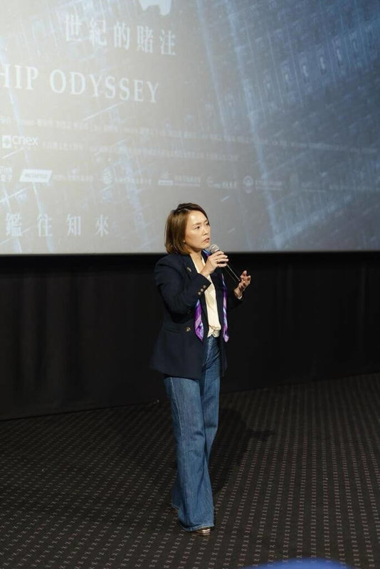 紀錄片「造山者—世紀的賭注」8日非洲首映會，世界華人工商婦女企管協會南非分會會長金曉昀表示，台灣女性從原本低階工作，如今已經成為總統、半導體紀錄片導演，用不同以往的力量，對社會產生影響。（世華南非分會提供）中央社記者李依璇約翰尼斯堡傳真　115年3月9日