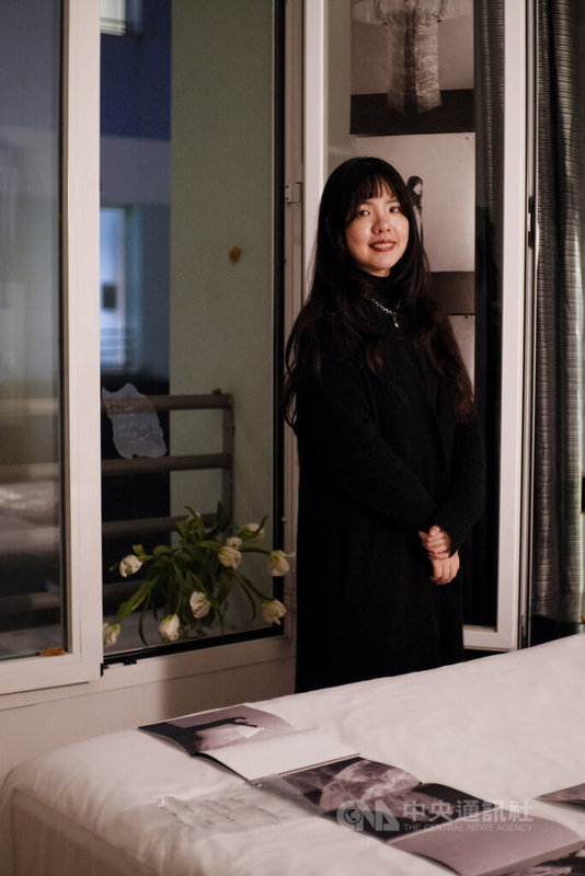 馬德里「Hybrid Art Fair當代藝術博覽會」近日展出以台灣為主題國的專題展「台灣潮—間歇之力」,台灣花藝師與視覺藝術家楊寓寧攜平面繪畫與空間裝置作品參展,並親赴展會與西國觀眾交流。中央社記者胡家綺馬德里攝 115年3月9日