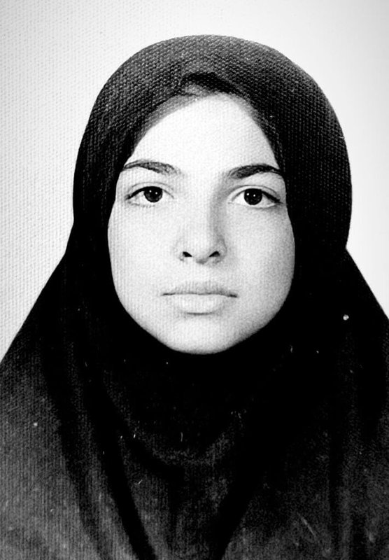 席瑪提供的學生時代照片。伊朗女性學生在校園內須依規定穿戴頭巾,不得露出頭髮。(受訪者提供)中央社記者林宏翰洛杉磯傳真 115年3月9日