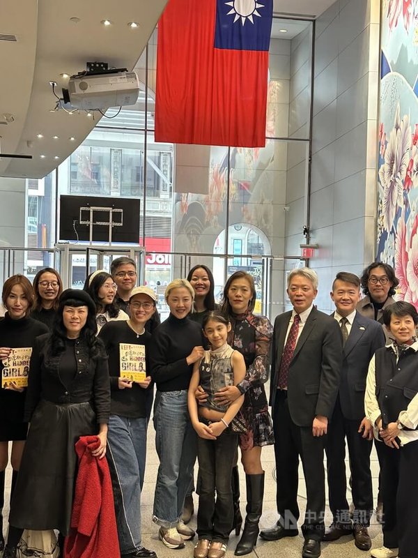 「左撇子女孩」導演鄒時擎(右5)在駐紐約辦事處與出席座談者合影。中央社記者廖漢原紐約攝 115年3月9日