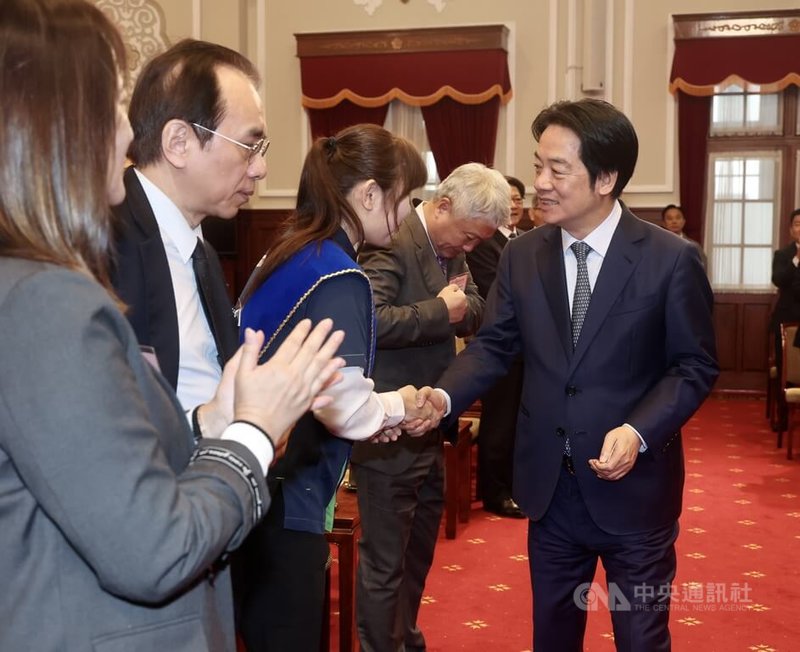 總統賴清德（右）9日在總統府接見第28屆全國商店傑出店長，逐一握手致意，恭喜他們展現出服務業追求卓越的典範，獲此殊榮。中央社記者張皓安攝　115年3月9日