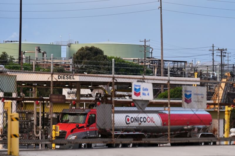 原油價格9日回落至90美元以下，美股也反彈收漲。圖為美國加州一輛油罐車。（美聯社）