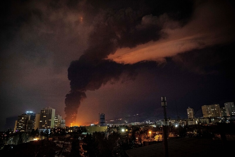 圖為伊朗首都德黑蘭石油儲存設施遭襲擊，引發火焰和濃煙。（伊朗學生通訊社 via 美聯社）