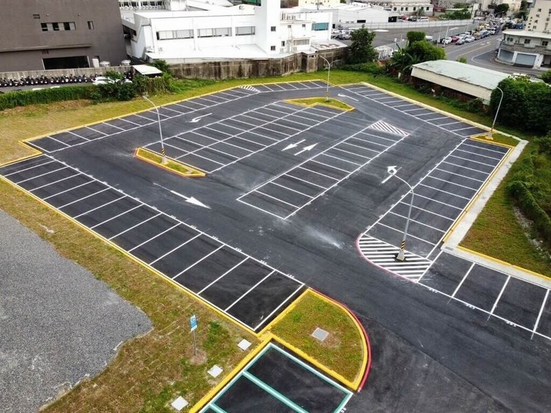 高雄市交通局近期完成「左營文守停車場」及「仁武高中停車場」建置，2處停車場已正式啟用，合計提供302格小型車停車位。（高雄市交通局提供）中央社記者蔡孟妤傳真 115年3月10日