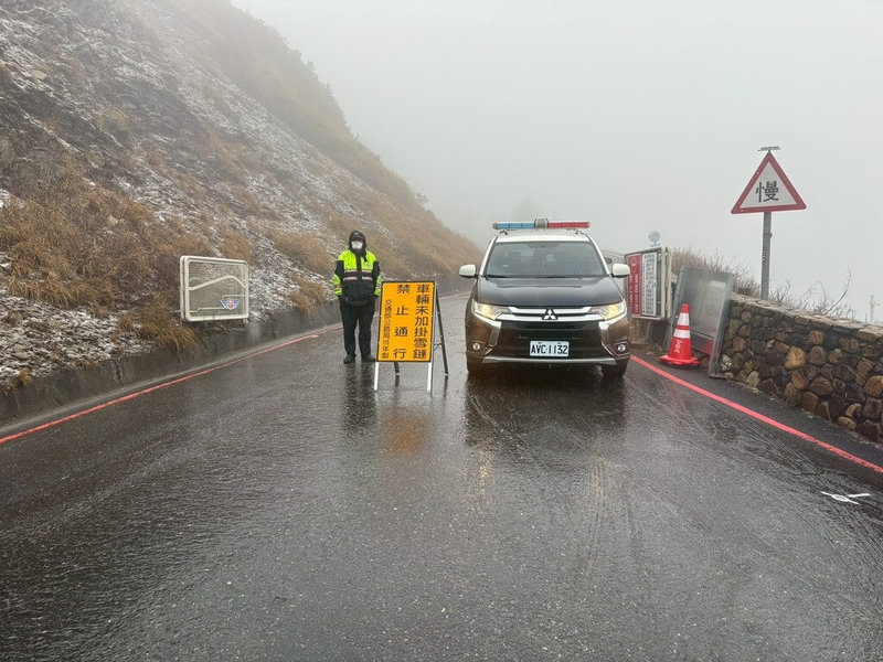 合歡山10日上午先降冰霰後下雪，南投縣警察局仁愛分局啟動雪季交通疏導及安全維護勤務（圖），實施車輛限加掛雪鏈管制措施。（警方提供）中央社記者蕭博陽南投縣傳真  115年3月10日