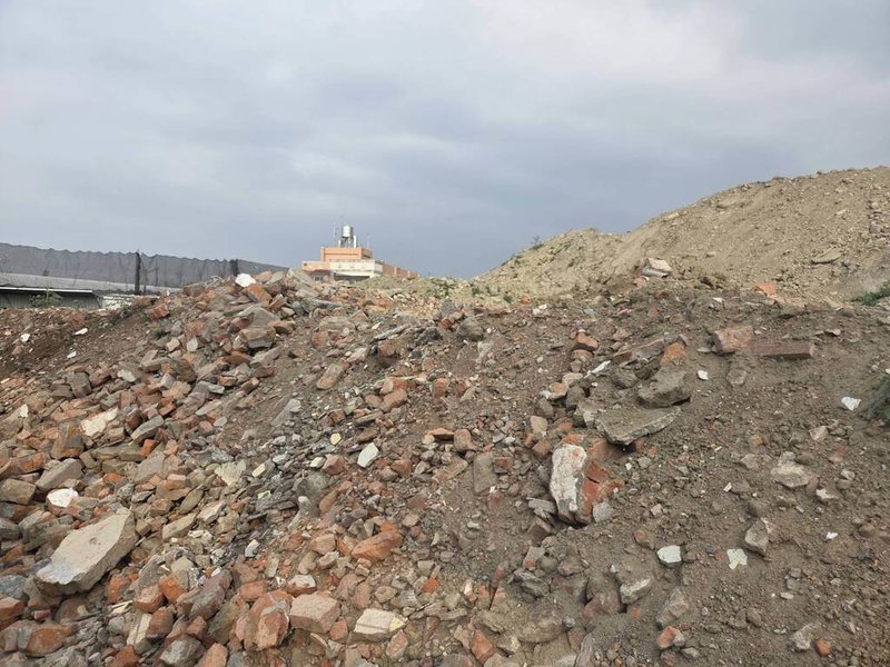 雲林地檢署10日宣布破獲營建廢土非法處理集團，不法利益逾新台幣2億元，依法將涉案39人、5家法人提起公訴。圖為遭違法棄置的營建廢土。（檢方提供）中央社記者蔡智明傳真　115年3月10日