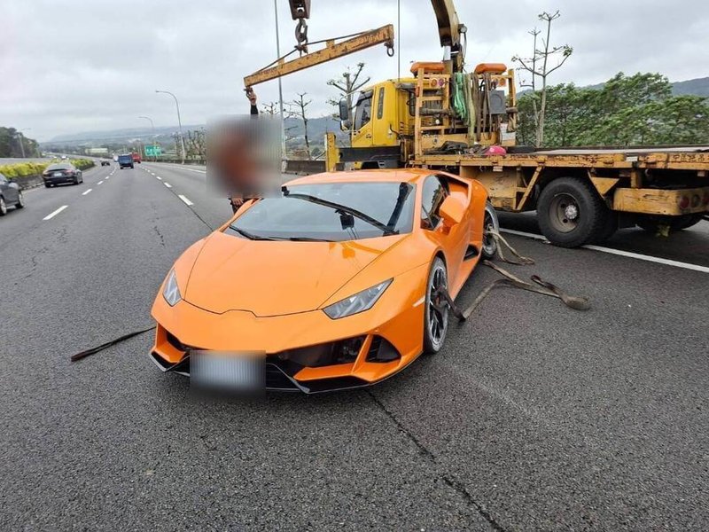 一輛千萬超跑藍寶堅尼「小牛」10日行經國道1號苗栗縣銅鑼交流道附近，發生自撞事故。駕駛說，疑似輾壓到異物車輛頓時打滑失控，所幸人未受傷，車輪和車身輕微受損。（民眾提供）中央社記者管瑞平傳真 115年3月10日