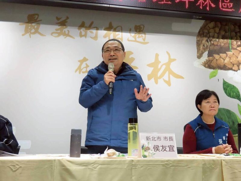新北市長侯友宜（中）10日前往石碇及坪林區展開行動治理座談會，在坪林場中，特別針對坪林實驗中學地下停車場做出裁示，要求相關單位115年完成規劃，待完工後將可緩解假日車潮，為坪林觀光產業注入新動能。（新北市民政局提供）中央社記者曹亞沿傳真 115年3月10日