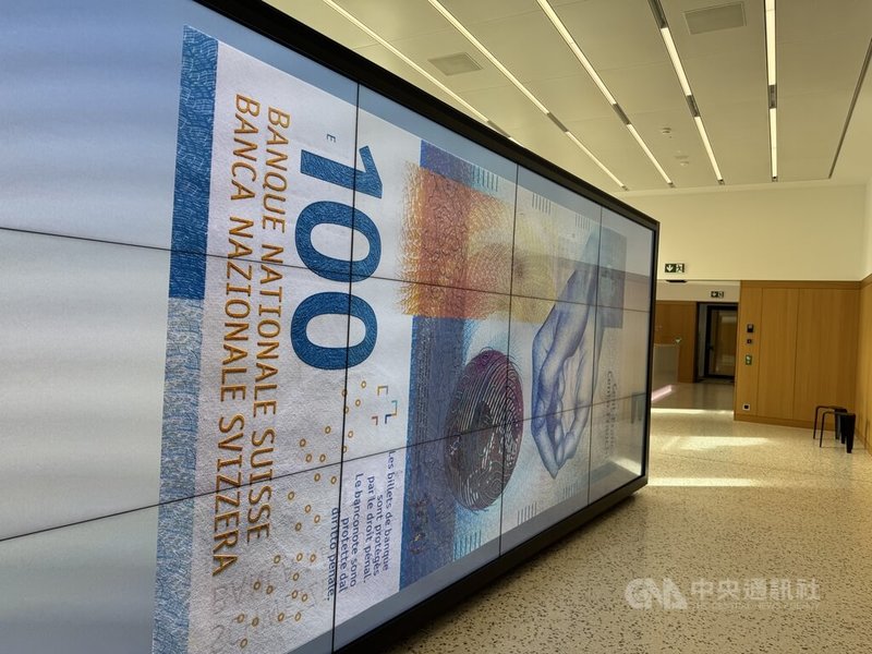 瑞士8日舉行「保障現金存在納入憲法」的全民公投，逾7成選民支持此議案。瑞士央行也推出鈔票展，帶民眾回顧第一張鈔票到即將發行的新鈔。中央社記者郭芳君蘇黎世攝 115年3月10日