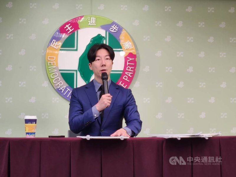 民進黨發言人吳崢10日召開記者會，公布最新民調。中央社記者葉素萍攝　115年3月10日