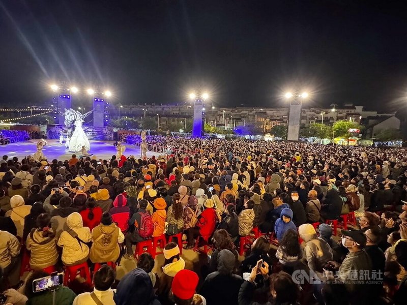 法國「飛天白馬秀」於2026台灣燈會演出，9日晚間首秀吸引超過1萬名遊客觀賞。中央社記者蔡智明攝　115年3月10日
