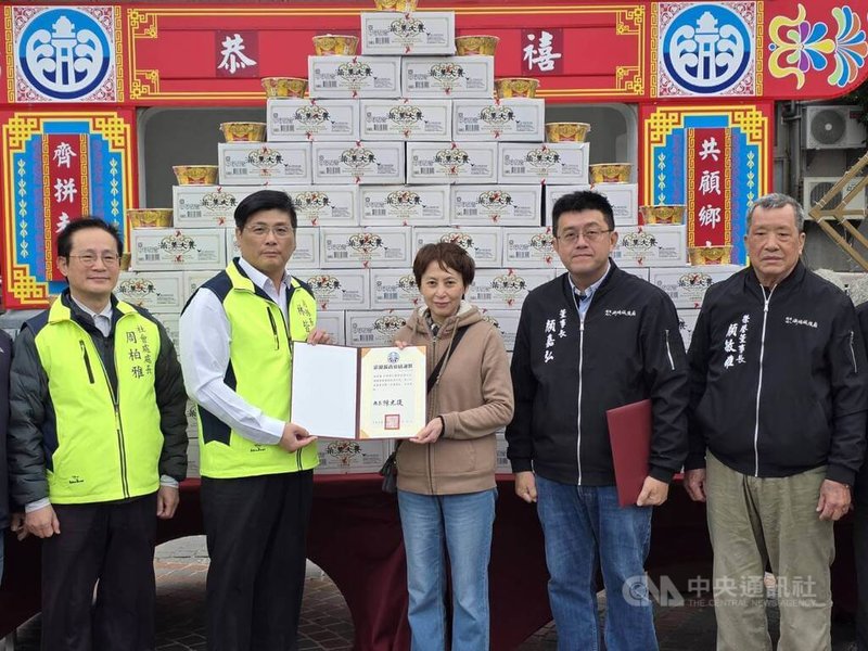 馬公城隍廟捐贈元宵節泡麵龜活動，10日由城隍廟董事長顏嘉弘（右2）及中國商行代表盧文淑（右3）前往澎湖縣政府捐贈，澎湖副縣長林皆興（左2）代表接受，並分別回贈感謝狀。中央社  115年3月10日
