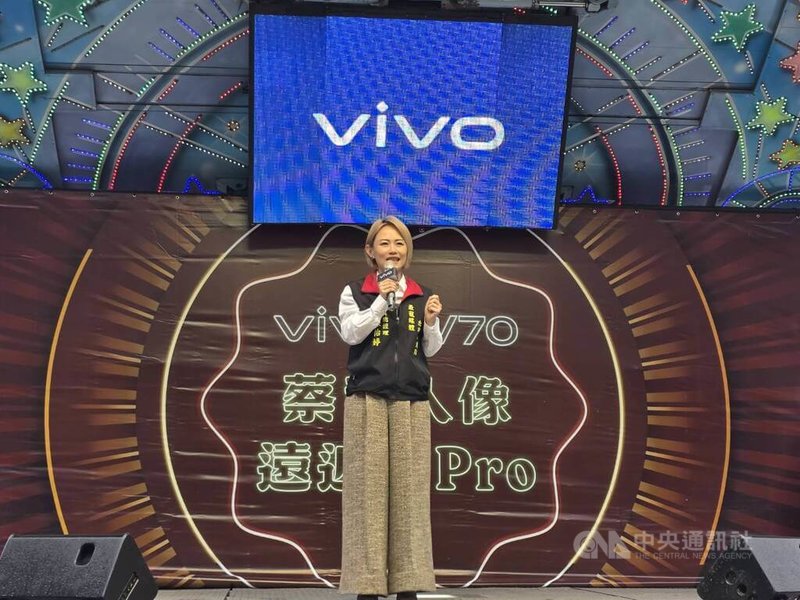 手機品牌vivo發表新機V70系列，總經理陳怡婷表示，因應記憶體風暴，vivo新機漲價約新台幣3000到4000元；舊機成本雖提升10%到15%，但不調漲，今年整體銷量目標預估成長20%。中央社記者江明晏攝　115年3月10日