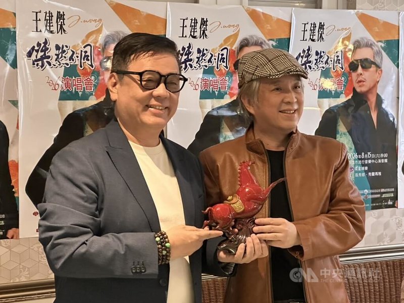 有「台語情歌王子」之稱的歌手王建傑（右）10日在記者會表示，自己不只是出身高雄，1982年也在高雄藍寶石大歌廳擔任駐唱歌手，8月15日將在高流首度舉辦個人演唱會，10日起售票。中央社記者林巧璉攝　115年3月10日