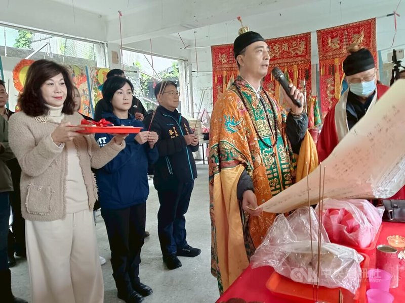 基隆市舊深澳國小校舍閒置近20年將拆除，基隆市政府10日舉行校舍建物拆除工程祭天祈福典禮，副市長邱佩琳（左）出席參香祈福，祈願工程平安順利。中央社記者王朝鈺攝　115年3月10日