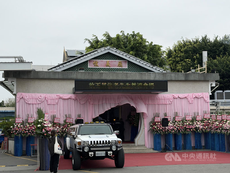 金錢豹酒店集團董事長王其俊日前病逝，家屬10日在台中崇德殯儀館舉辦告別式，場面低調哀戚，未見地方民意代表出席。中央社記者蘇木春攝　115年3月10日