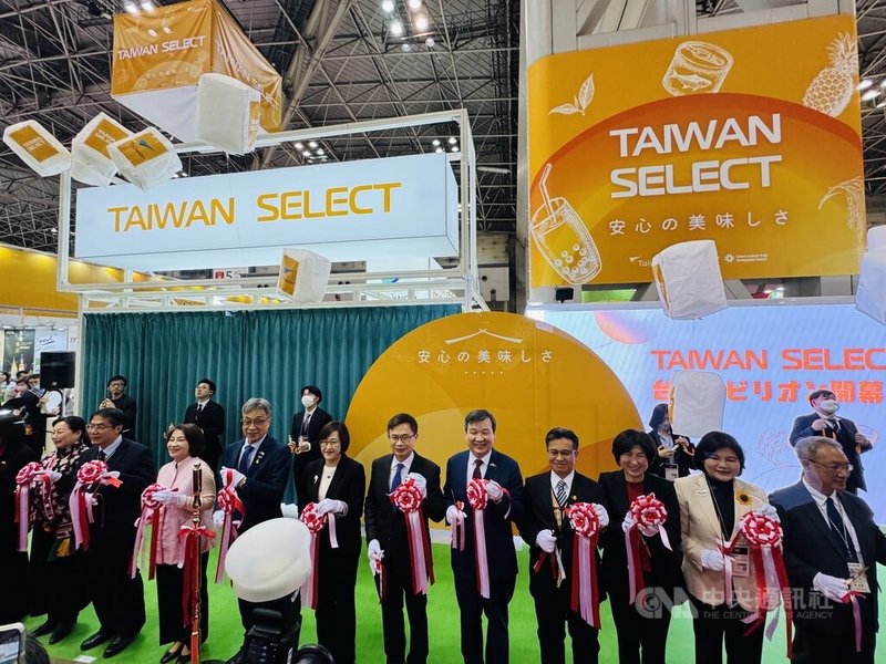 亞洲最具指標性的東京國際食品展（FOODEX JAPAN 2026）10日盛大開幕，「台灣館」舉行剪綵儀式。左起為花蓮縣長徐榛蔚、台南市長黃偉哲、屏東縣長周春米、農業部長陳駿季、經濟部國際貿易署副署長胡啟娟、外貿協會董事長黃志芳、駐日代表李逸洋、原住民族委員會副主委谷縱．喀勒芳安、台東縣長饒慶鈴、雲林縣長張麗善、宜蘭縣代理縣長林茂盛。中央社記者戴雅真東京攝 115年3月10日