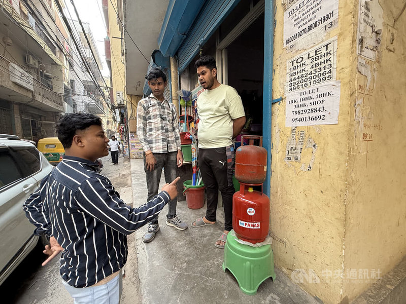 中東局勢持續動盪，經荷莫茲海峽運輸的石油和天然氣幾近全面中斷，印度液化石油氣（LPG）因此短缺，影響也慢慢浮現，孟買餐旅業者有20%已暫停接客，德里部分地區桶裝液化石油氣（圖）逐漸售罄，且預料兩週內不會有新的供給。中央社記者李晉緯新德里攝　115年3月10日