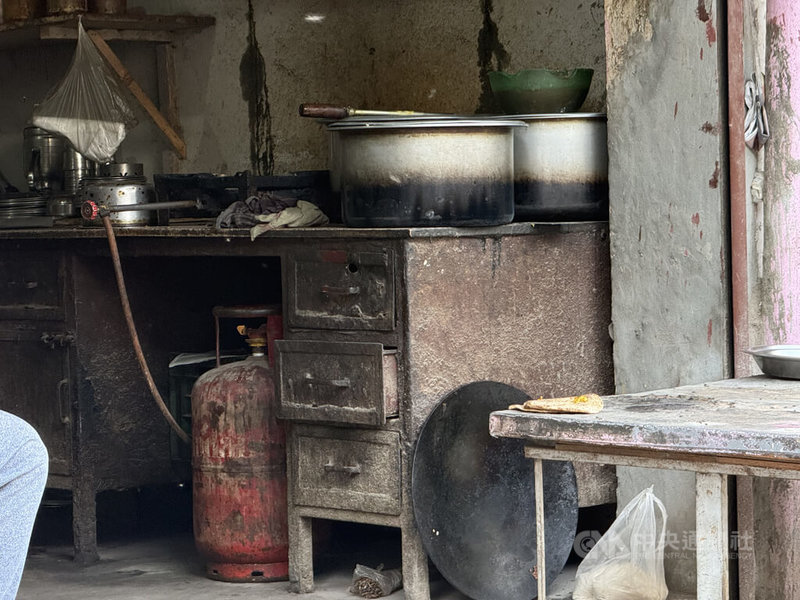 印度國內受中東局勢動盪、能源供應短缺影響，新德里有炸雞店業者（圖）表示不排除在桶裝液化石油氣持續漲價，或供應不足的情況下，暫時歇業因應。中央社記者李晉緯新德里攝　115年3月10日