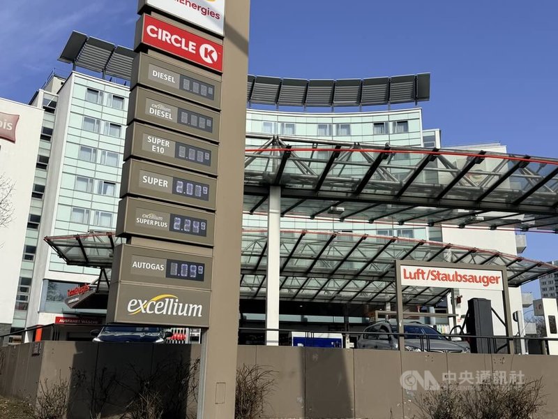 美伊衝突影響國際油價，德國油價近期劇烈上漲，95無鉛汽油每公升一度超過2歐元。圖為柏林一處加油站。中央社記者林尚縈柏林攝　115年3月10日