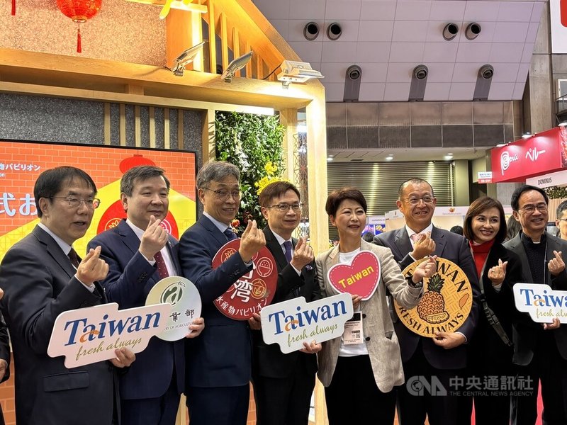 農業部在東京食品展的「農水產館」10日開幕，與會嘉賓合影。左起台南市長黃偉哲、駐日代表李逸洋、農業部長陳駿季、外貿協會董事長黃志芳、立委陳亭妃、Dole株式會社社長青木寬、立委邱議瑩、李昆澤。中央社記者戴雅真東京攝 115年3月10日