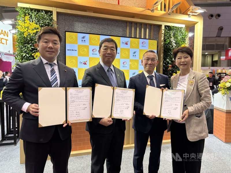 台南市政府、玉井的聯興青果生產合作社與日本食品企業10日在東京國際食品展簽署芒果採購合作備忘錄（MOU），左起Reproall株式會社代表取締役山口祐輔、聯興青果生產合作社主席林漢維、伊勢丹百貨的MI Foodstyle株式會社代表取締役雨宮隆一、立委陳亭妃。中央社記者戴雅真東京攝 115年3月10日