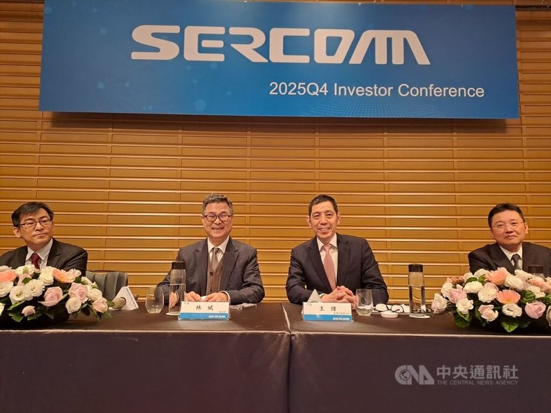 電信寬頻設備廠中磊電子10日舉行法說會，董事長王煒（右2）表示，因去年下半年對記憶體充分備貨，今年上半年表現可望優於去年下半年，但今年下半年記憶體仍是不確定因素。中央社記者潘智義攝　115年3月10日