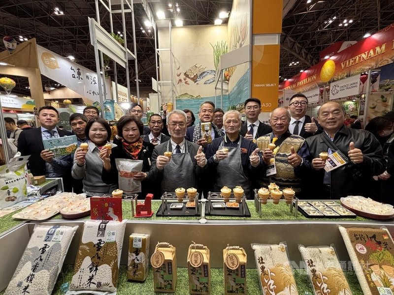 東京國際食品展（FOODEX JAPAN 2026）10日在Tokyo Big Sight登場。宜蘭縣代理縣長林茂盛（前排左3）表示，宜蘭整合縣內農會與農漁會資源，帶來多項特色農漁產品，希望讓更多日本通路與消費者認識宜蘭優質農產品，也進一步拓展銷售市場。中央社記者戴雅真東京攝　115年3月10日