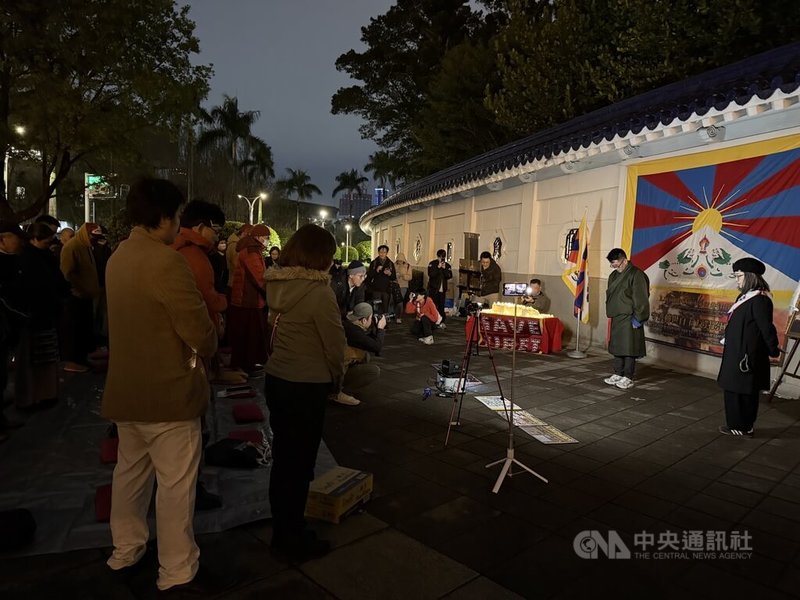 今年是310西藏抗暴日67週年，在台藏人福利協會、西藏青年會台灣分會等團體10日晚間在自由廣場舉辦燭光晚會。活動開始前民眾為西藏抗暴犧牲者進行默哀。中央社記者廖文綺攝　115年3月10日