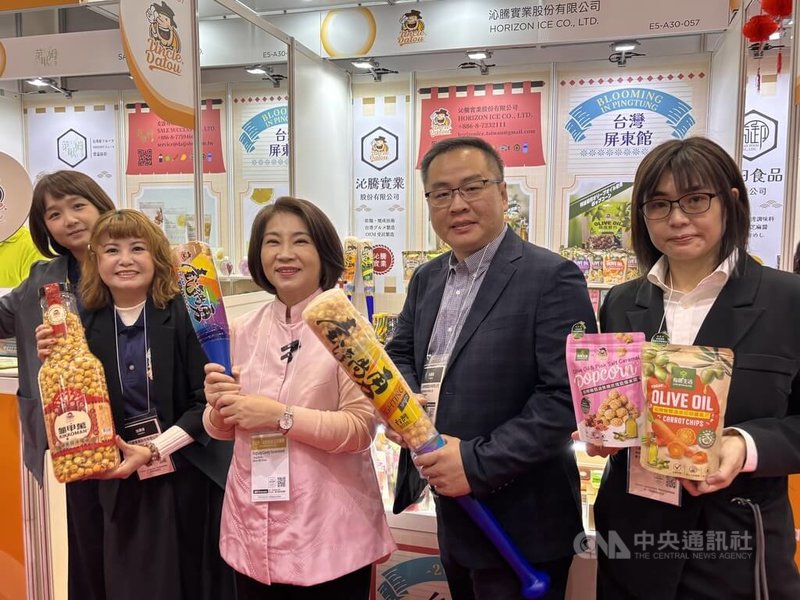 東京國際食品展（FOODEX JAPAN 2026）10日在Tokyo Big Sight登場，屏東縣長周春米（左2）表示，屏東隊今年的陣容依然相當龐大，有14家業者組團參展，加上8家在台灣館展出，共22家業者。中央社記者戴雅真東京攝 115年3月10日