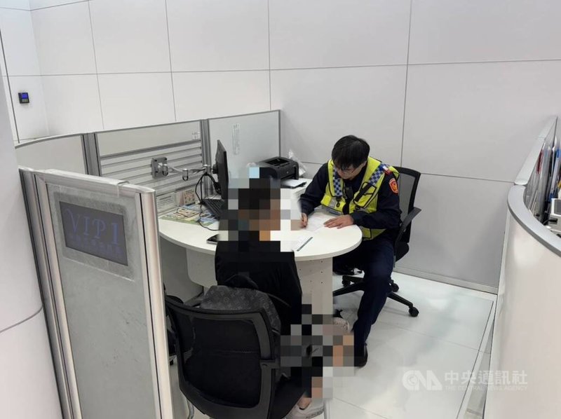 台中市黃姓女子（背對者）日前到銀行要匯款新台幣250萬元，稱要歸還姑姑借款，但行員比對帳戶發現有異報案，員警到場她又改稱要透過網友投資，經說明後她才發現自己遭到詐騙、放棄匯款。（翻攝照片）中央社記者蘇木春傳真　115年3月10日