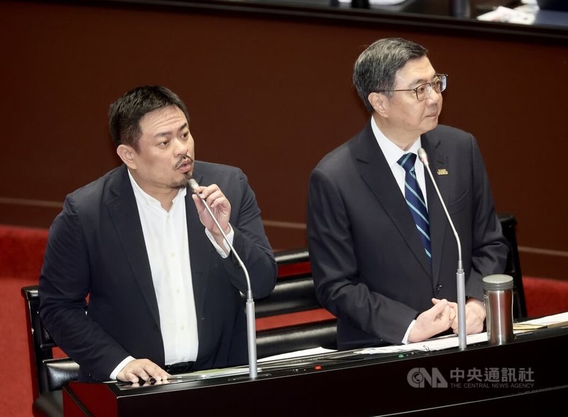 現行勞保行政事務費補助每人每月新台幣14元，立委質詢是否有機會調到16元，勞動部長洪申翰（左）10日在立法院施政總質詢表示，工會這幾年承辦相關業務時，行政成本增加，勞動部願意朝此方向規劃方案，並爭取行政院的支持。中央社記者張皓安攝 115年3月10日