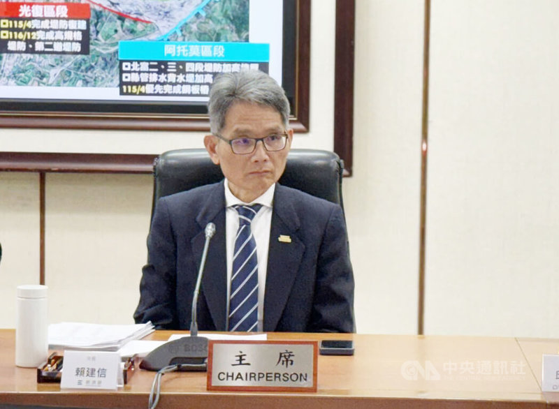 經濟部次長賴建信10日表示，國內油價除既有雙緩漲機制外，透過緊急緩漲機制，中油將再吸收至少60%，吸收幅度會逐週檢討，直到中東戰事因素排除。中央社記者曾智怡攝影 115年3月10日