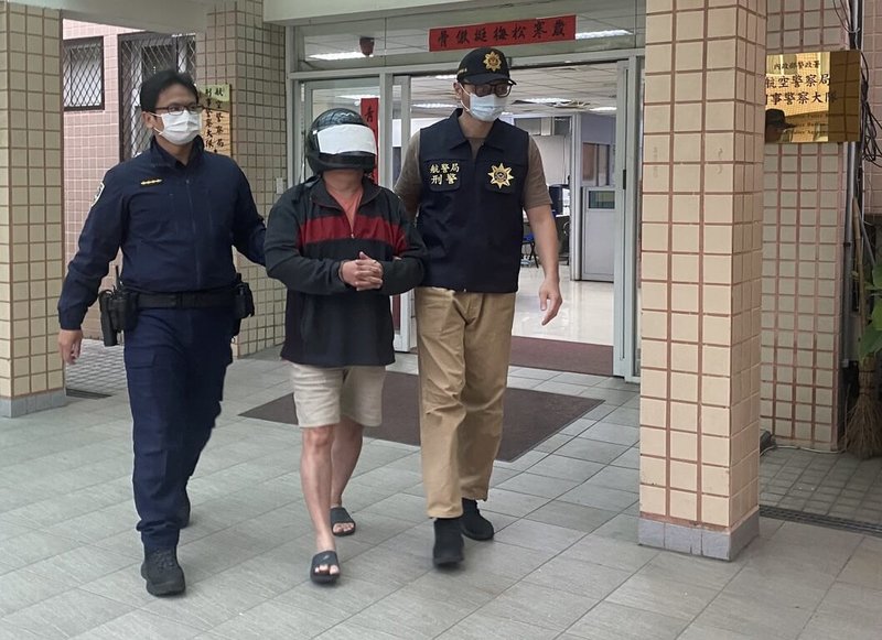 航空警察局10日表示，有美國籍男子來台旅行，卻在桃園國際機場遭查出以牛皮紙板夾藏第一級毒品海洛因重2.3公斤，男子落網後坦言是為高報酬鋌而走險，調查後以毒品罪送辦並由桃檢起訴。（航空警察局提供）中央社記者吳睿騏傳真　115年3月10日