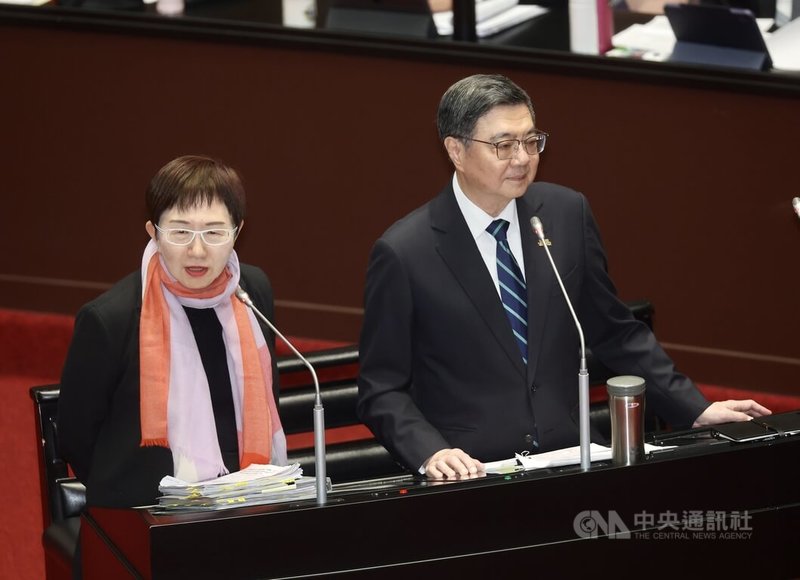 有立委10日質詢時關切目前普發現金新台幣1萬元領取率，財政部長莊翠雲（左）表示，到9日為止，已領取的有2293萬人、達預估人口數的97.31%。右為行政院長卓榮泰。中央社記者張皓安攝　115年3月10日