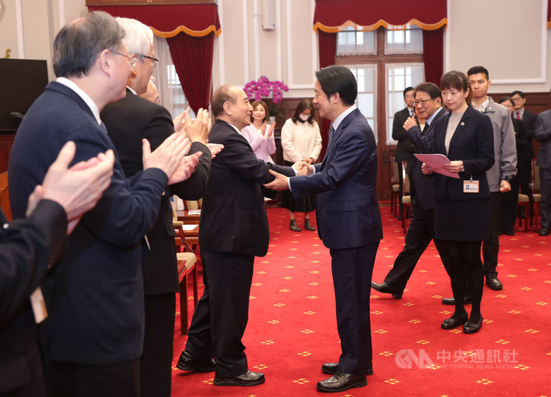 總統賴清德（前右）10日在總統府接見第28屆「國家生技醫療品質獎」獲獎醫護機構暨生醫產業代表，與生技醫療科技政策研究中心董事長、前立法院長王金平（前右2）握手致意。中央社記者裴禛攝　115年3月10日