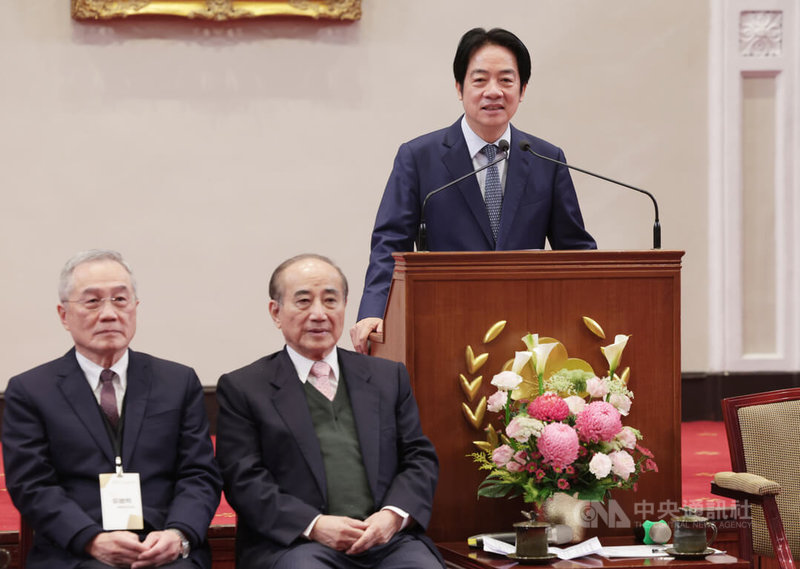 總統賴清德(右)10日在總統府接見第28屆「國家生技醫療品質獎」獲獎醫護機構暨生醫產業代表,肯定並感謝所有得獎團隊對生醫科技發展的貢獻。中央社記者裴禛攝 115年3月10日