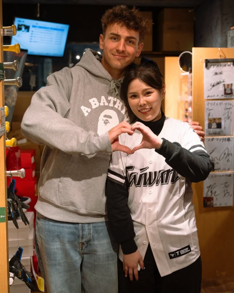 WBC捷克國家隊意外爆紅，官方Instagram 9日分享捷克隊球員（左）與台灣球迷（右）的合照。（圖取自instagram.com/baseballczech/）