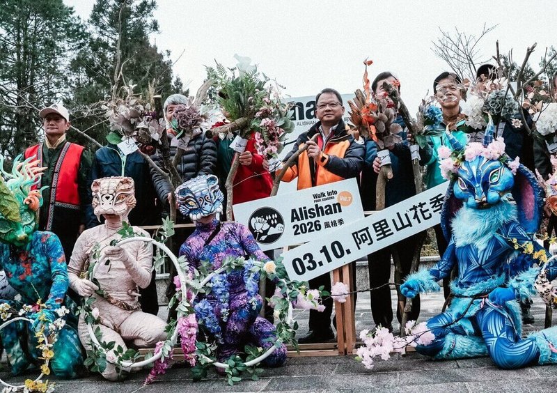 阿里山花季10日在森林遊樂區舉行開幕，園區目前琉球緋寒櫻、霧社櫻已盛開，林保署嘉義分署長李定忠（2排右3）邀遊客上山享受繽紛多彩的春日盛景。（嘉義分署提供）中央社記者黃國芳傳真　115年3月10日