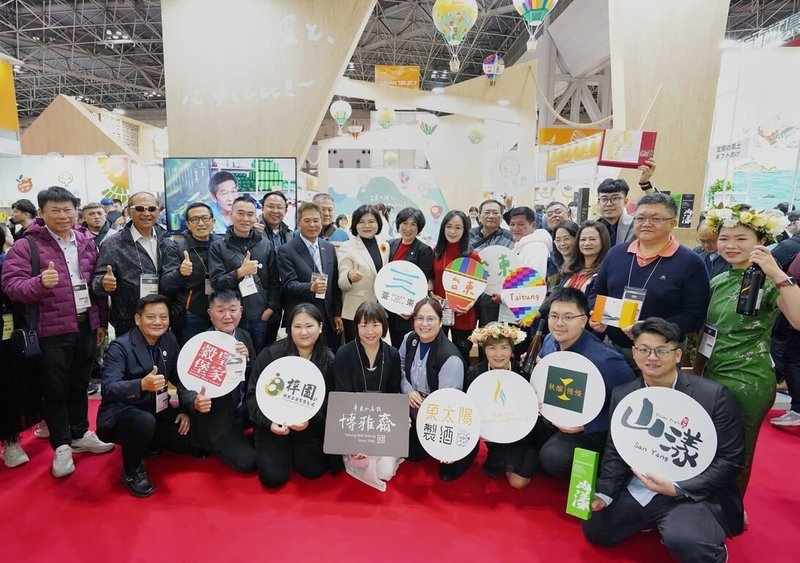 2026東京國際食品展10日起登場，集結8家台東在地代表性品牌的台東館也正式揭幕，台東縣長饒慶鈴（2排左7）、民進黨立委陳瑩（2排左8）等人出席助促銷。（台東縣政府提供）中央社記者盧太城台東傳真　115年3月10日